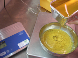 Активно перемешивая маринад, вмешать постепенно масло.