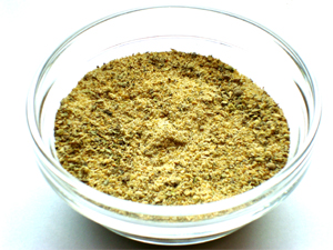 Смесь специй для гриля светло-желтого цвета с включениями пряных трав. 